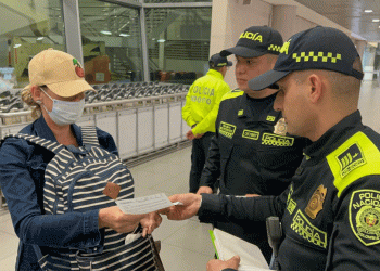 Dos comparendos a mujer que humilló a policía