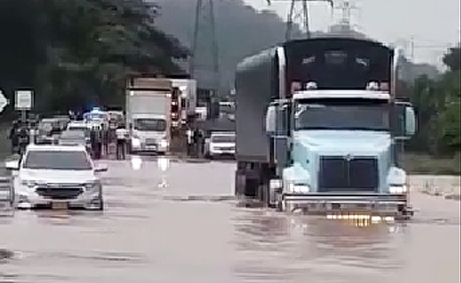 Inundada la doble calzada Tuluá-Zarzal