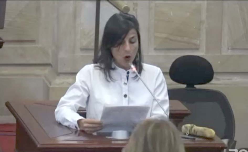 Nueva embarrada de la ministra de Minas: como en el colegio, le pidieron que no leyera