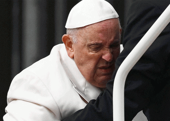 Francisco, ayudado a levantarse, hoy, en San Pedro.AFP