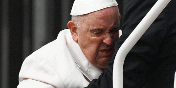 Francisco, ayudado a levantarse, hoy, en San Pedro.AFP