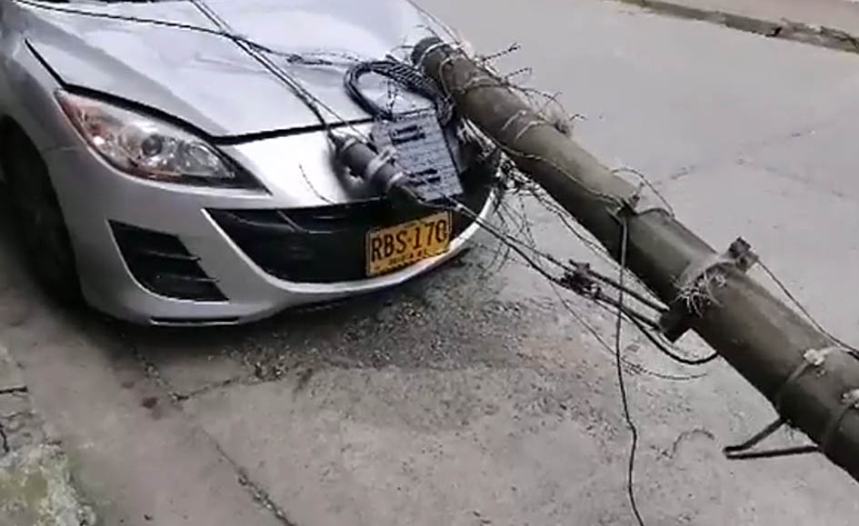 Poste de telefonía se parte y cae sobre sobre automóvil