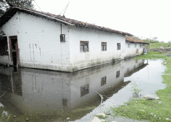 El Salto con el agua en el cuello y las soluciones lejos