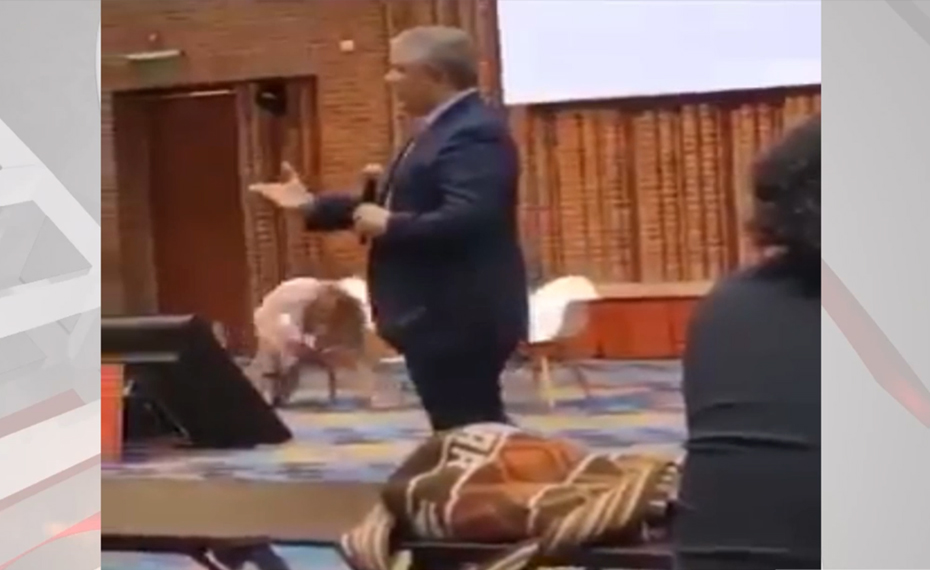 Vicepresidenta se cayó en pleno evento