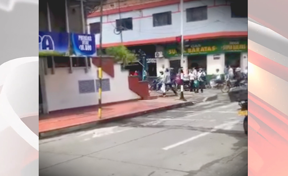 Hombre coge a piedra la sede de porvenir en Tuluá