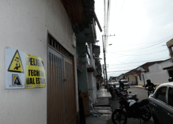 Un techo que amenaza a los peatones en la Villa de Céspedes