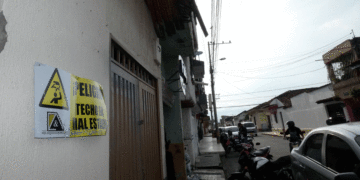 Un techo que amenaza a los peatones en la Villa de Céspedes