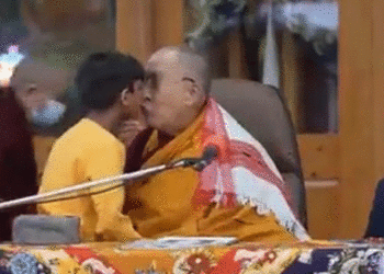 Dalai Lama indigna y genera polémica mundial tras besar a un niño en la boca