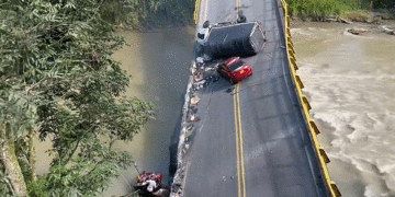 Dos policías muertos y 15 heridos por la caída del puente El Alambrado