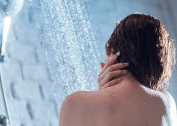 ¿Es bueno o malo orinar mientras nos duchamos?