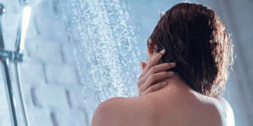 ¿Es bueno o malo orinar mientras nos duchamos?