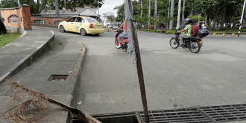 No hay quien los frene;  ladrones continúan robando las tapas de los alcantarillados