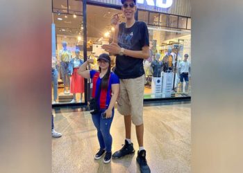 El gigante Asdrúbal, es el hombre más alto de Colombia