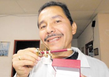 El arte que lleva en sus manos, lo aprendió de su hermano