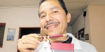 El arte que lleva en sus manos, lo aprendió de su hermano