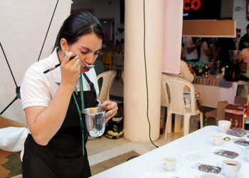 Palpar, oler, probar y saborear; estos son los pasos para degustar el café
