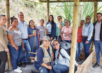 Campesinos de Caicedonia le sacan provecho a la basura