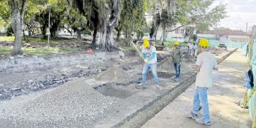 Parque principal de Riofrío avanza en su remodelación