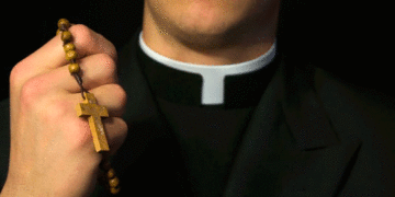 En una noche de tragos, un sacerdote disparó a un policía en Bogotá