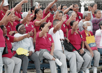 Adultos mayores encuentran la vida sana con el deporte