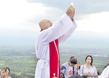 Los tulueños caminaron con fe al cerro de El Picacho