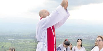 Los tulueños caminaron con fe al cerro de El Picacho