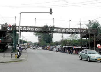 El puente peatonal de la carrera 40 sigue deteriorándose