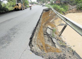 Grave daño en la 40, la banca de la vía cedió varios metros