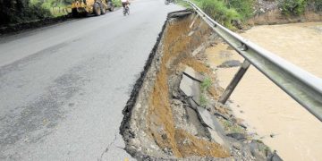 Grave daño en la 40, la banca de la vía cedió varios metros