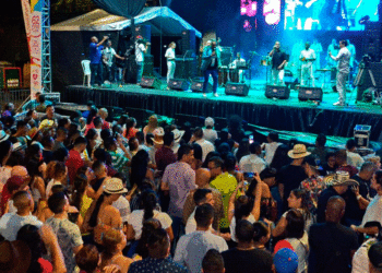 Jueves de feria gratis, con pirotécnicos y buena salsa