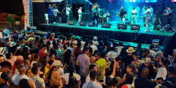 Jueves de feria gratis, con pirotécnicos y buena salsa