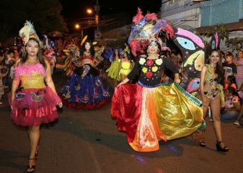 Más de mil personas darán vida al desfile de comparsas este viernes