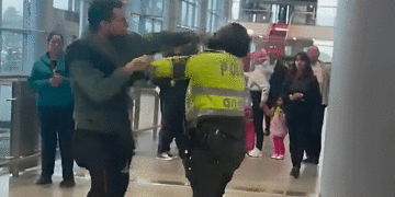 Brutal golpiza de ciudadano extranjero a policía en el aeropuerto El Dorado