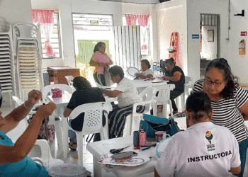 Adultas mayores de Caicedonia no dejan de aprender