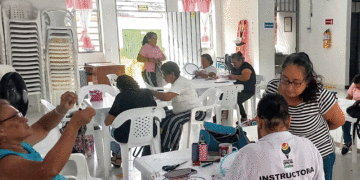Adultas mayores de Caicedonia no dejan de aprender