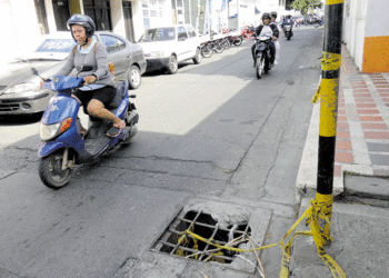 Robo de tapas en las calles: un delito que no para y que causa accidentes a peatones 