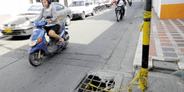 Robo de tapas en las calles: un delito que no para y que causa accidentes a peatones 