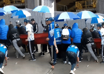 Sancionada barra de Millonarios por ingresar al estadio un ataúd con un muerto