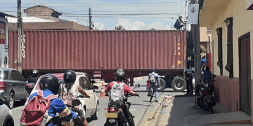 Gigante en apuros y causando caos; el trancón duró varios minutos