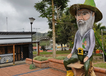 Un duende vigila a Fenicia; la imagen tiene tres metros de alta y luce prendas representativas del personaje