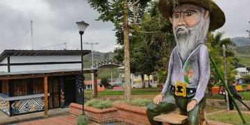 Un duende vigila a Fenicia; la imagen tiene tres metros de alta y luce prendas representativas del personaje