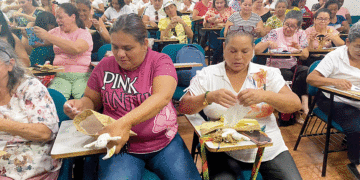 300 mujeres mostraron lo aprendido y generarán recursos