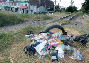 Los escombros y la basura están por todas partes