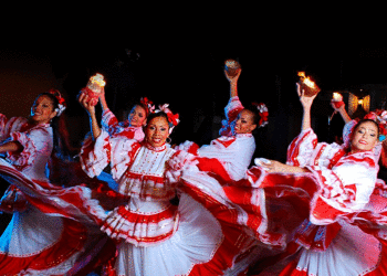 A bailar en el 17 Festival Internacional Bailes Tradicionales en Andalucía