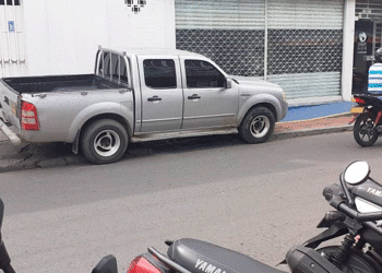 Andenes que son parqueaderos; peatones se quedan sin espacio en Tuluá
