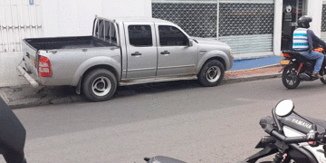 Andenes que son parqueaderos; peatones se quedan sin espacio en Tuluá