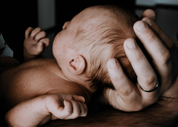 Hombres trans y personas no binarias tienen derecho a licencia de maternidad, afirmar la Corte Constitucional