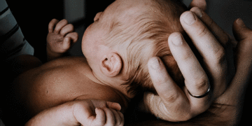 Hombres trans y personas no binarias tienen derecho a licencia de maternidad, afirmar la Corte Constitucional