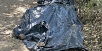 Mujer que asesinaron el miércoles y su cadáver sigue en la vía