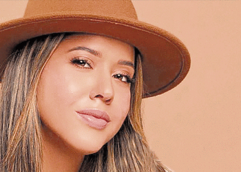 Alejandra Triviño es «La que manda»; la cantante tulueña presenta su nuevo sencillo